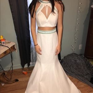 Beautiful. Only worn for senior pictures.